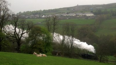 Steam train leaving Haworth (© © Copyright Stephen Craven (https://www.geograph.org.uk/profile/6597) and licensed for reuse (http://www.geograph.org.uk/reuse.php?id=5380786) under this Creative Commons Licence (https://creativecommons.org/licenses/by-sa/2.0/).)