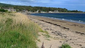 Golspie Beach close to the caravan park (© © Copyright Dr Richard Murray (http://www.geograph.org.uk/profile/21212) and licensed for reuse (http://www.geograph.org.uk/reuse.php?id=1500501)  under this Creative Commons Licence (https://creativecommons.org/licenses/by-sa/2.0/).)