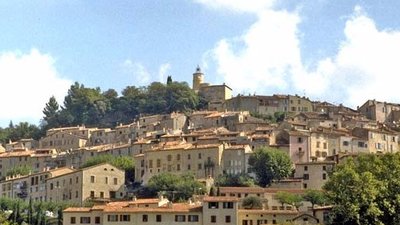 The town of Fayence (© By Electrovap.fayence (Own work) [CC BY-SA 4.0 (http://creativecommons.org/licenses/by-sa/4.0)], via Wikimedia Commons)