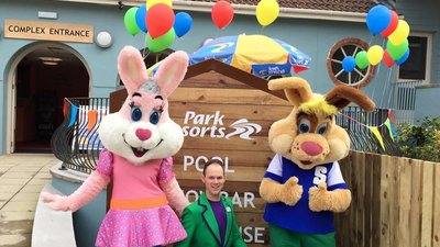 Sparky and his Krew - Come and meet Sparky and the Krew on the park (© Park Resorts)