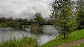 Lake and Bridge, Alexandra Park  (© © Copyright David Dixon (https://www.geograph.org.uk/profile/43729) and licensed for reuse (http://www.geograph.org.uk/reuse.php?id=2657549) under this Creative Commons Licence (https://creativecommons.org/licenses/by-sa/2.0/).)