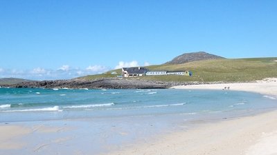 Isle of Barra Beach Hotel near the caravan park (© © Copyright DJB (https://www.geograph.org.uk/profile/42237) and licensed for reuse (http://www.geograph.org.uk/reuse.php?id=1573062) under this Creative Commons Licence (https://creativecommons.org/licenses/by-sa/2.0/).)