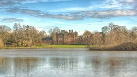 Kiplin Hall, near Northallerton, North Yorkshire  (© © Copyright Paul Buckingham (https://www.geograph.org.uk/profile/24103) and licensed for reuse (http://www.geograph.org.uk/reuse.php?id=4867377) under this Creative Commons Licence (https://creativecommons.org/licenses/by-sa/2.0/).)