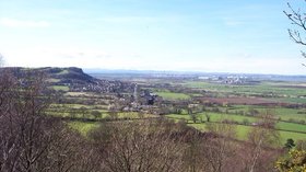 Helsby Hill and Stanlow from Beacon Hill  (© © Copyright Raymond Knapman (https://www.geograph.org.uk/profile/22522) and licensed for reuse (http://www.geograph.org.uk/reuse.php?id=2817736) under this Creative Commons Licence (https://creativecommons.org/licenses/by-sa/2.0/).)