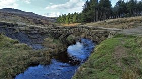 Burbage Brook and Packhorse Bridge  (© © Copyright Neil Theasby (https://www.geograph.org.uk/profile/40672) and licensed for reuse (https://www.geograph.org.uk/reuse.php?id=5705935) under this Creative Commons Licence (https://creativecommons.org/licenses/by-sa/2.0/).)